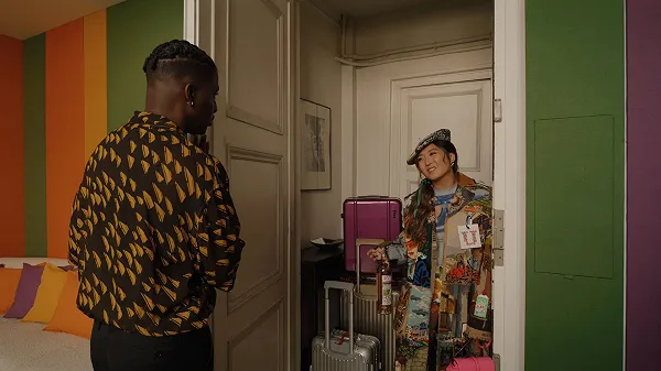 Эмили идет в посольство